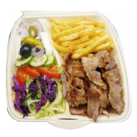 Kalfsvlees, verse groente, friet en saus.